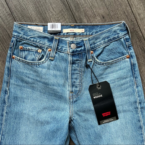 *SOLD* NWT Levi’s Wedgie Tapered Leg jeans - Picture 2 of 8